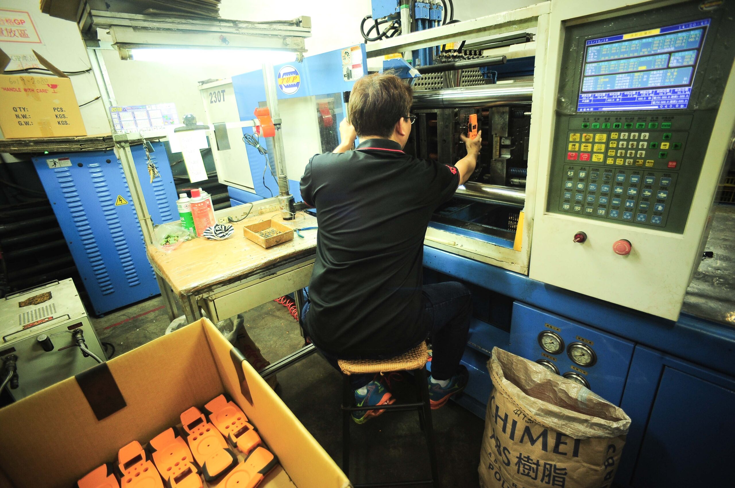 雙色塑膠射出-日巧實業使用塑膠原料ABS、PC、NYLON、PVC、TPR等。